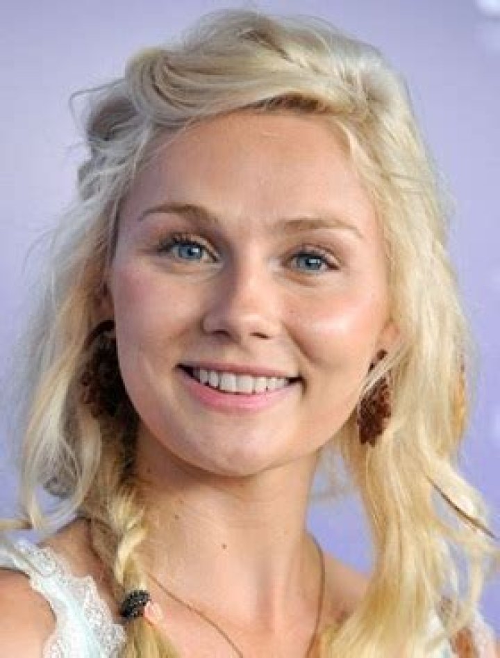 Clare Bowen Bra Size, Age, Weight, Height, Measurements