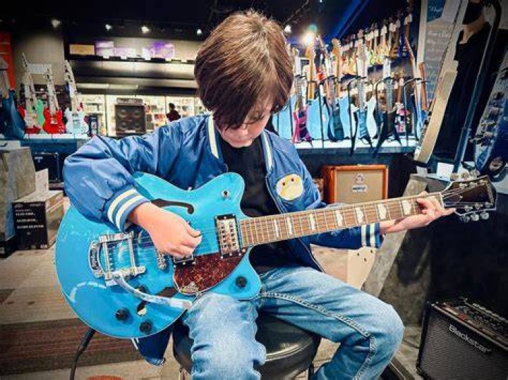 Connor Esterson can play guitar Connor Esterson can play guitar