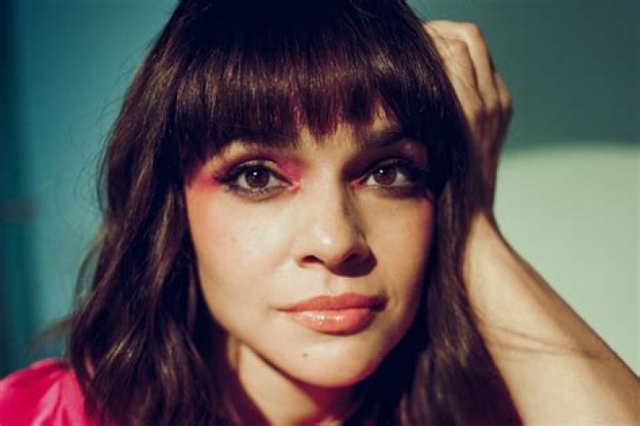 Did Norah Jones write her own songs?