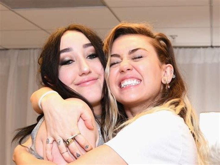 Does Noah Cyrus have a kid?