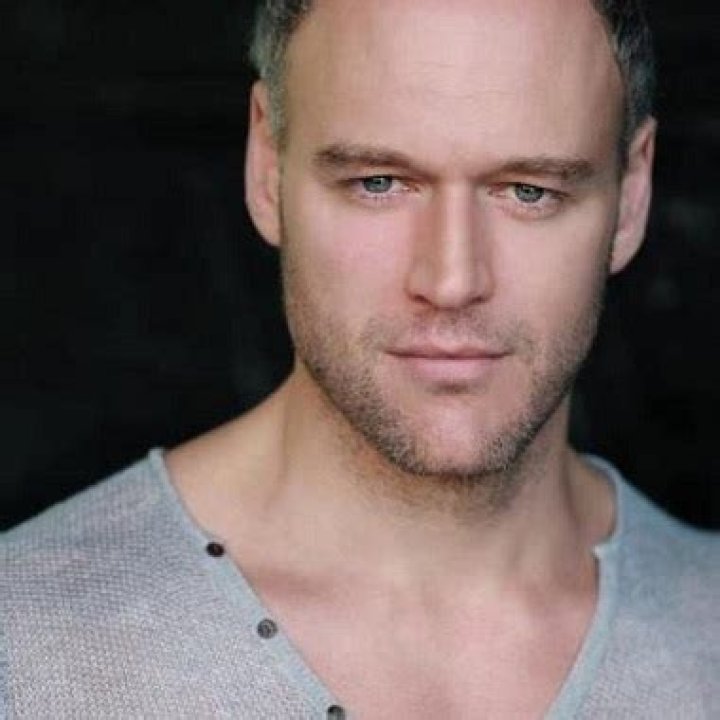 Elliot Cowan Net Worth