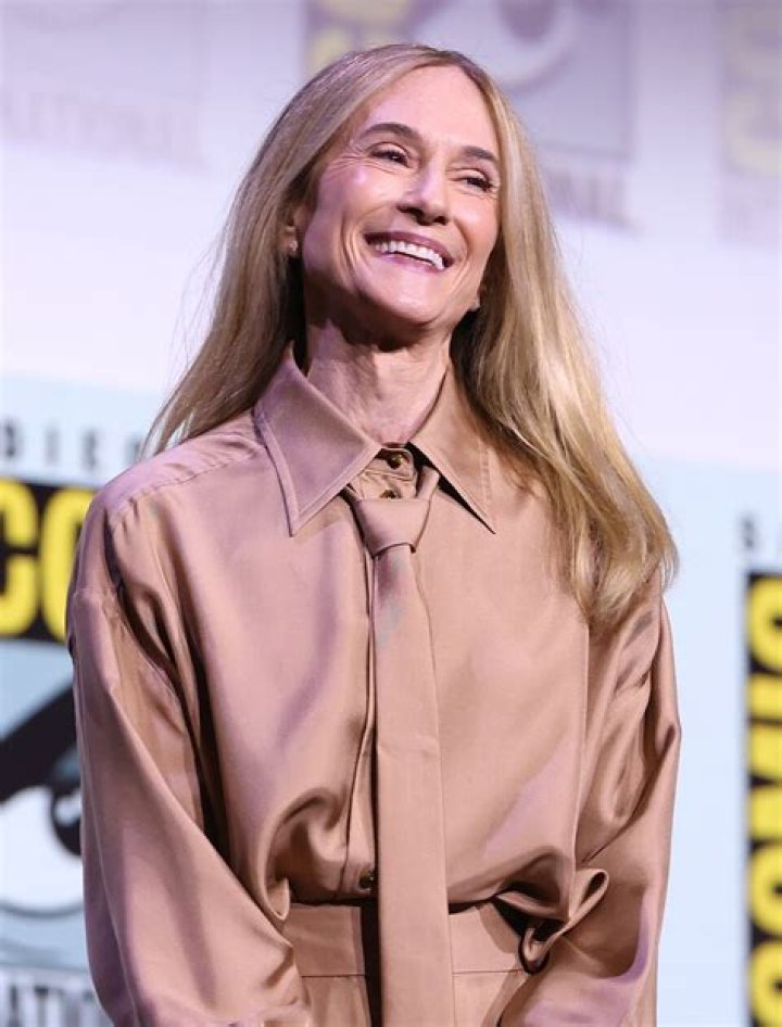 Holly Hunter Bra Size, Age, Weight, Height, Measurements