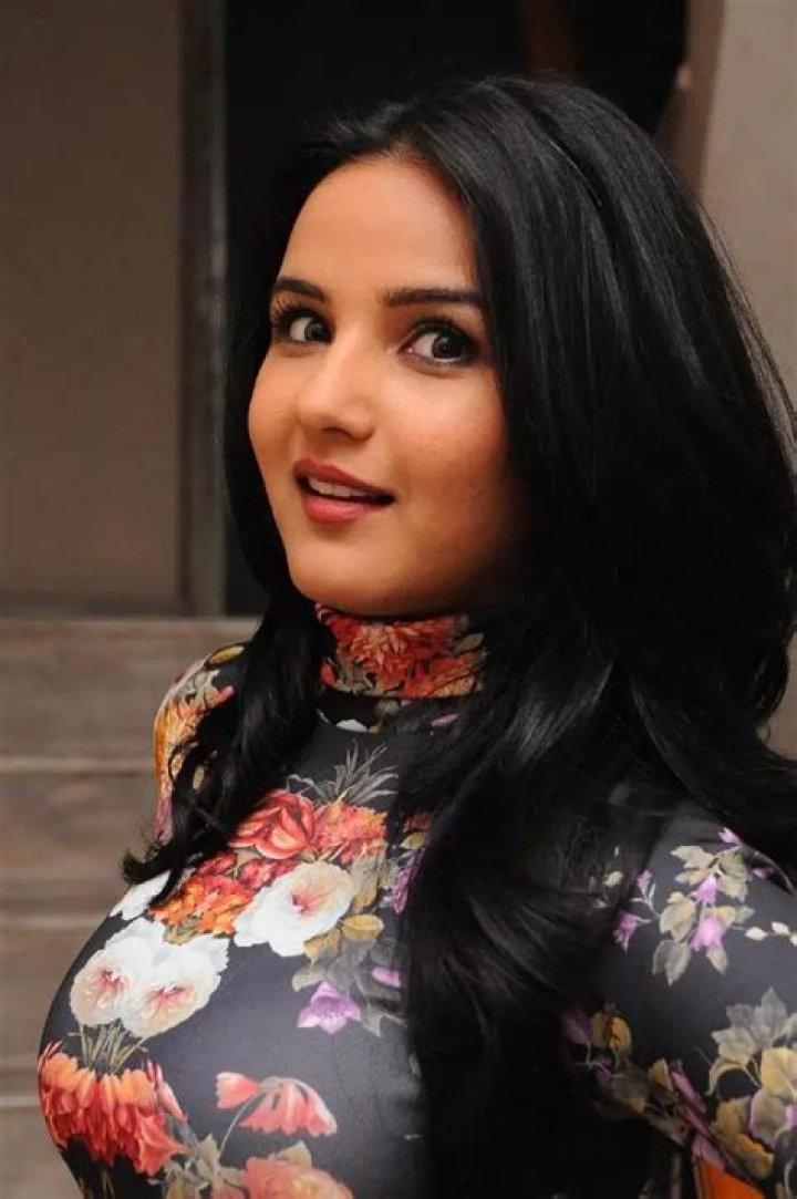 Jasmin Bhasin Bra Size, Age, Weight, Height, Measurements