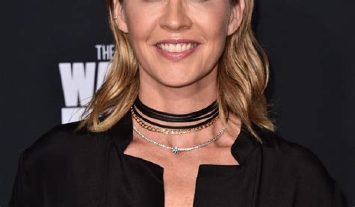 Jenna Elfman Net Worth