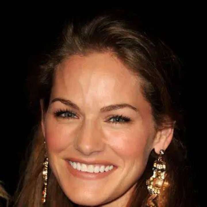 Kelly Overton Net Worth