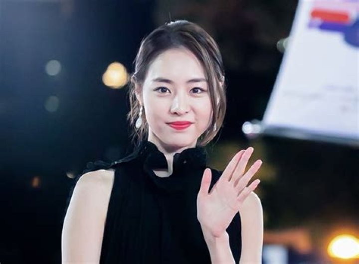 Lee Yeon Hee during a theatre act