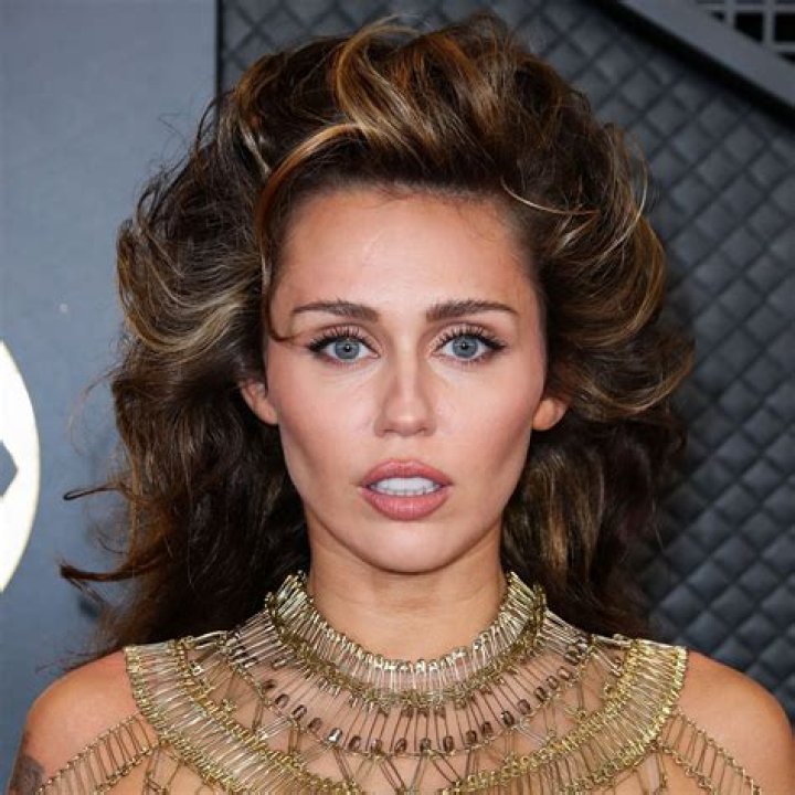 Miley Cyrus Bra Size, Age, Weight, Height, Measurements