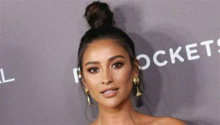 Shay Mitchell Bra Size, Age, Weight, Height, Measurements